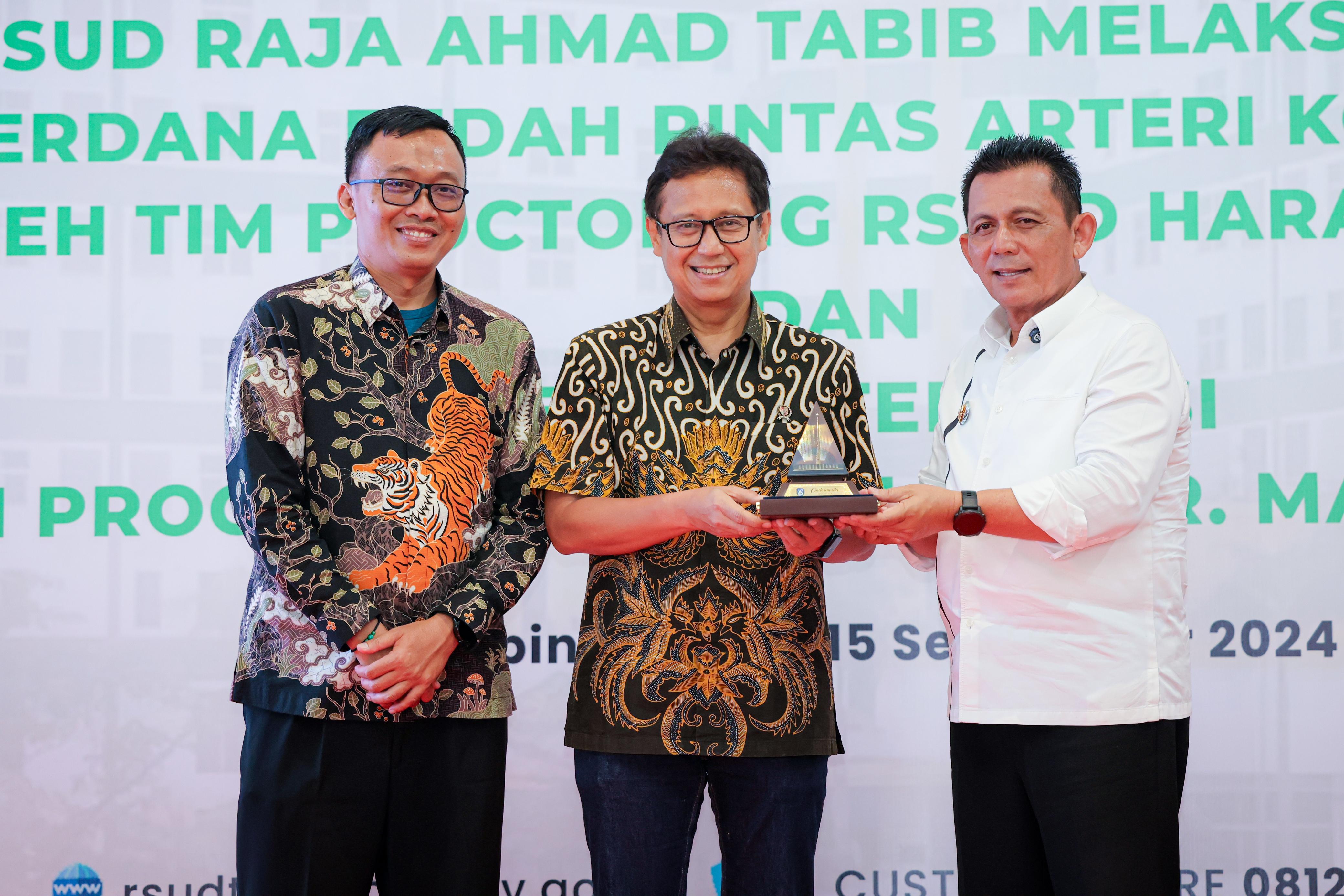 Menkes Budi G. Sadikin didampingi Gubernur Ansar Melaunching Operasi Bypass dan Neurointervensi di RSUD RAT
