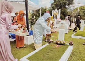 Wagub Marlin Agustina Ziarah ke Makam Sejumlah Tokoh Pejuang Kepri