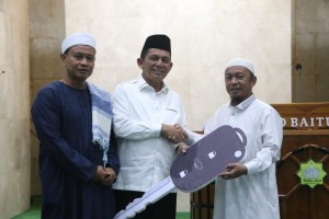 Gubernur Ansar Ahmad Serahkan Bantuan Mobil Jenazah di Masjid Nurul Hidayah Batam