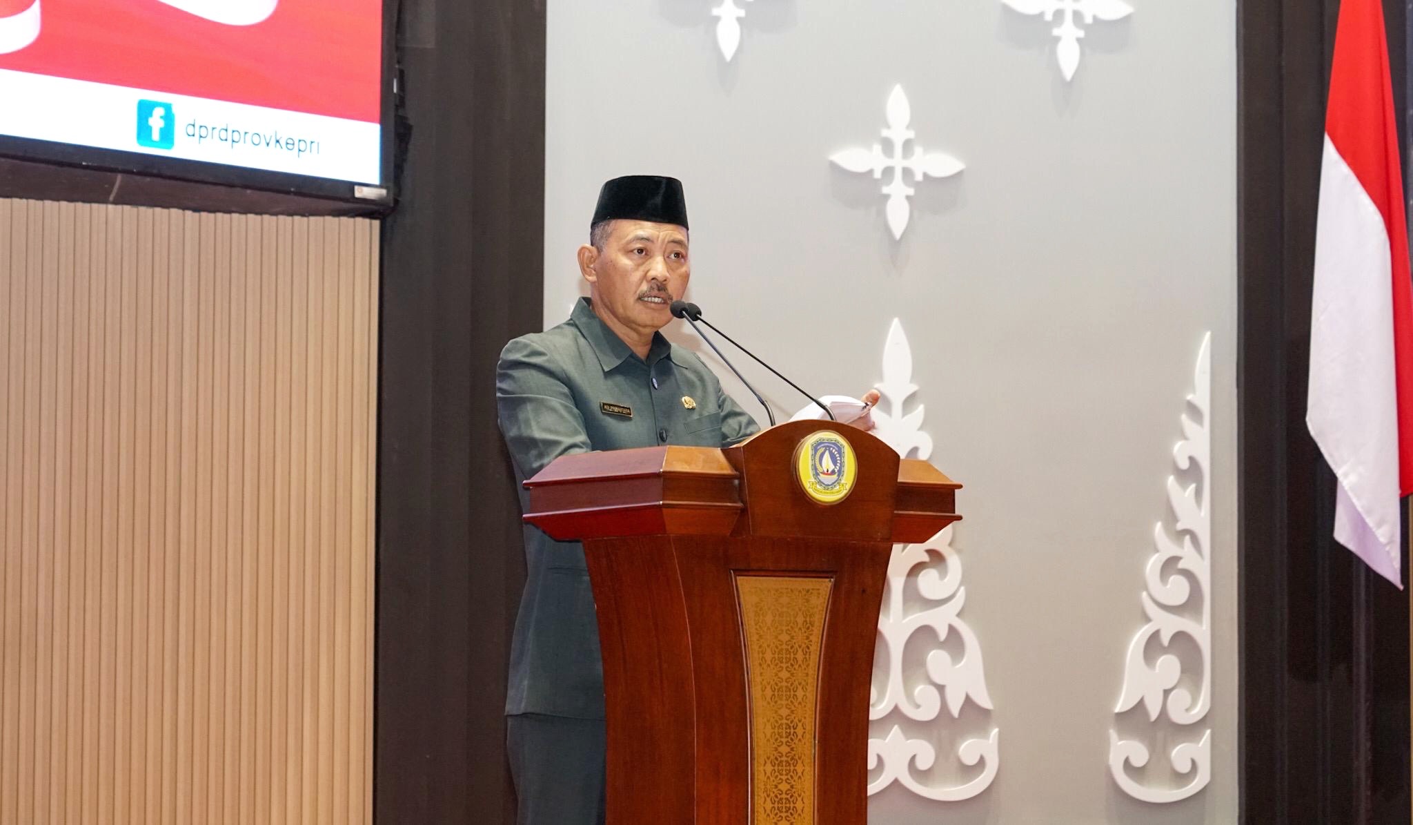 Sekdaprov Adi Sampaikan Jawaban Pemerintah Terhadap Ranperda RTRW pada Paripurna DPRD Kepri