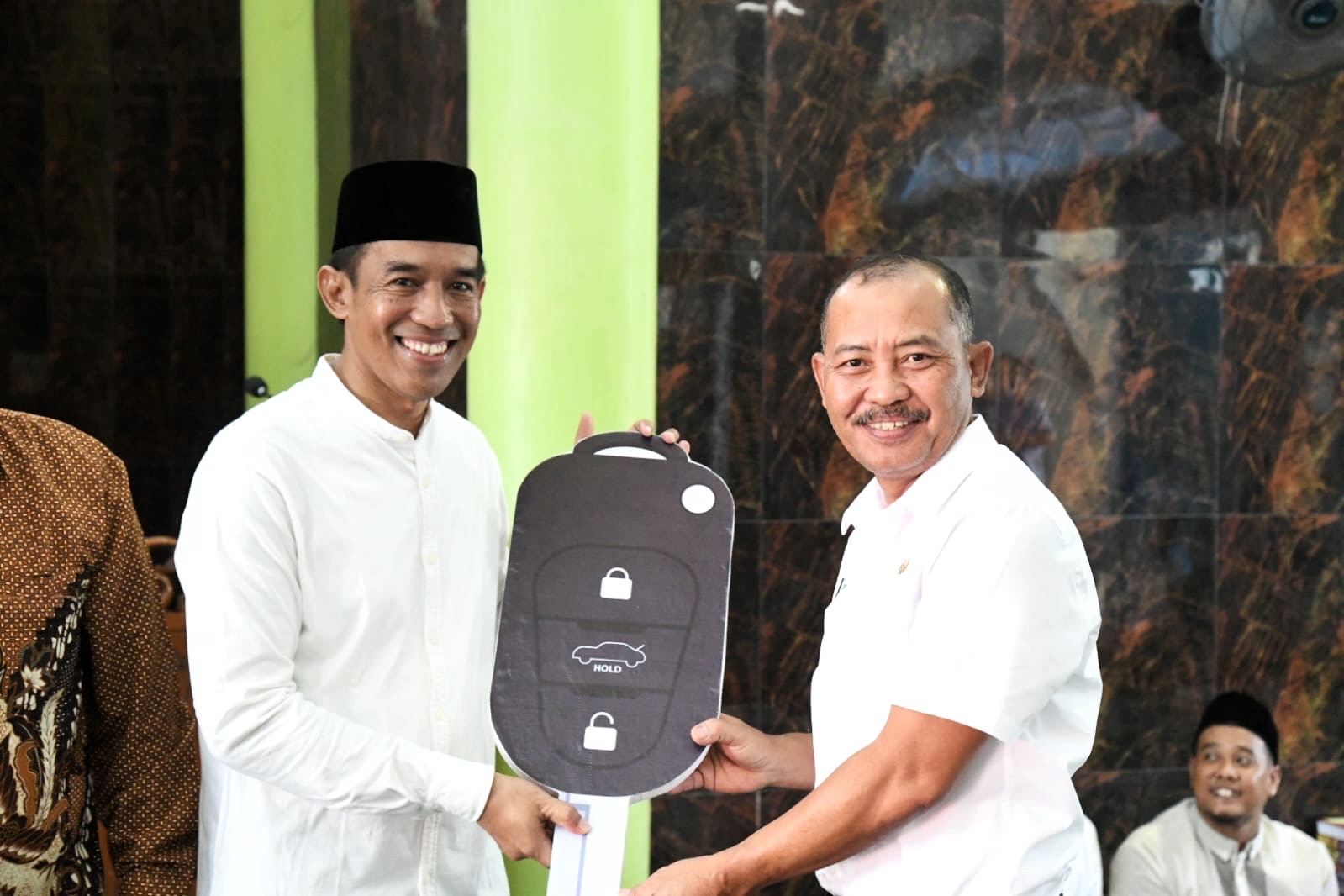 Sekdaprov Kepri Serahkan Hibah  Mobil Ambulance ke Yayasan Asy Syuhadaa Bandar Insani Batam