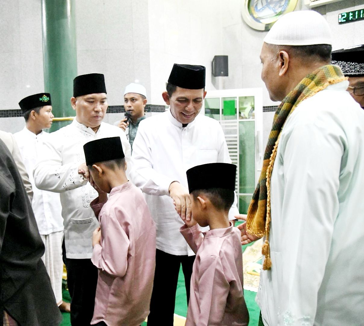 Gubernur Ansar dan Wagub Nyanyang Safari Ramadhan di Masjid Nurul Yaqin, Ajak Masyarakat Tingkatkan Kualitas Ibadah