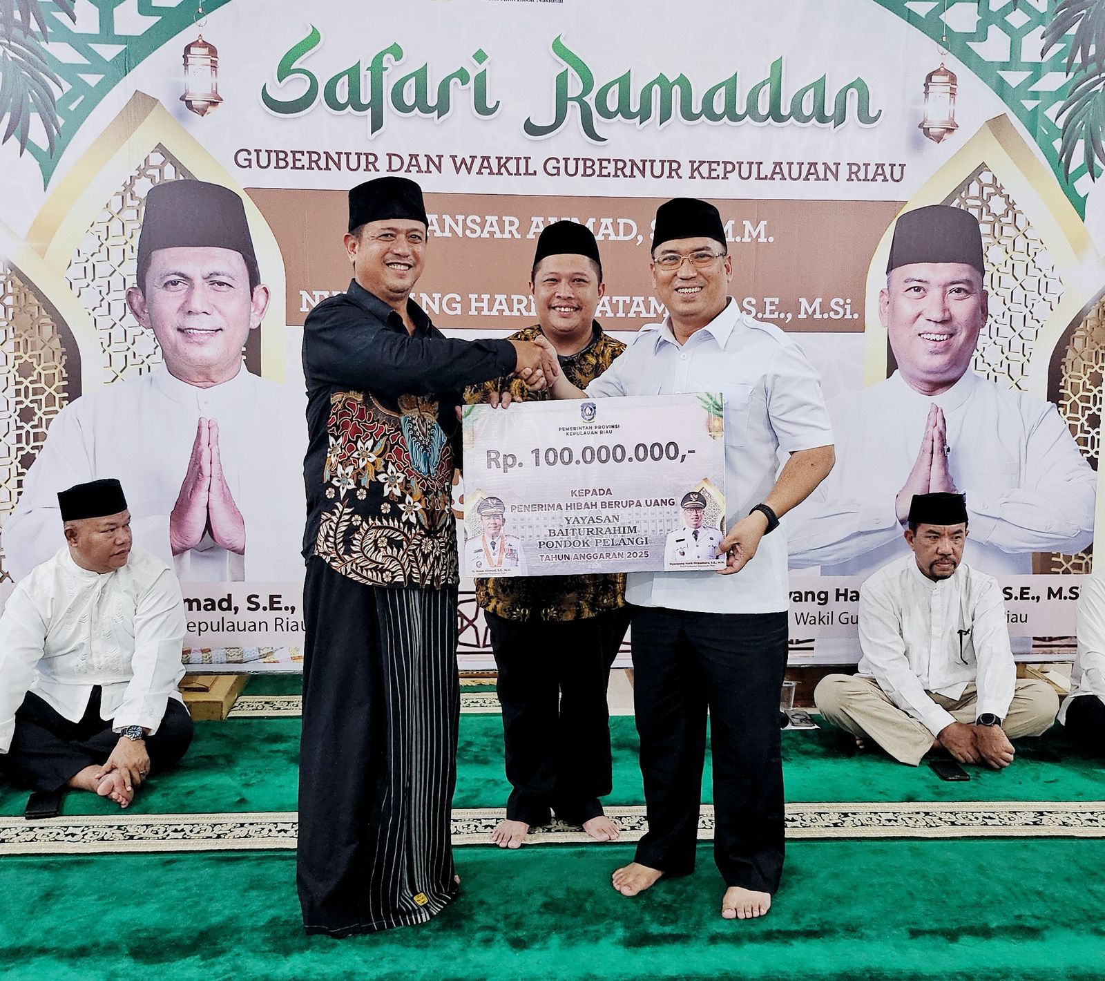 Wakil Gubernur Kepri Gelar Safari Ramadhan, Serahkan Bantuan Zakat