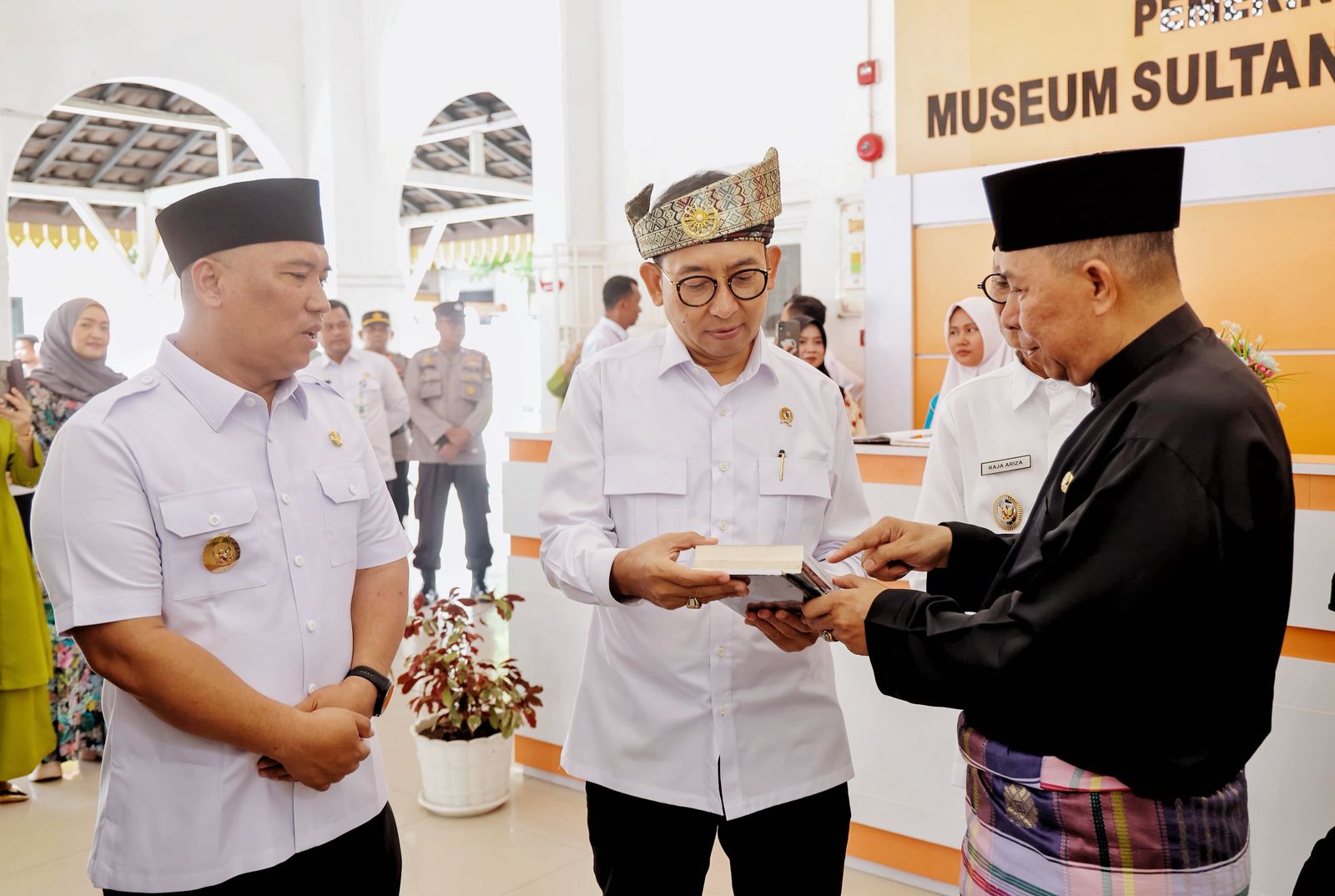 Menbud Fadli Zon Didampingi Wagub Nyanyang Kunjungi Museum Sultan Sulaiman Badrul Alamsyah di Tanjungpinang