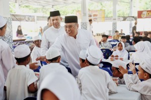 Wagub Kepri Nyanyang Haris Pratamura Berbuka Puasa Bersama Anak Panti Asuhan