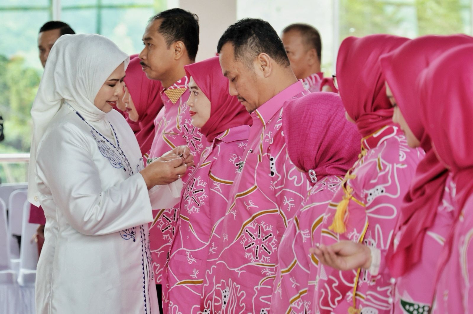 Dewi Ansar Lantik Pengurus Baru Dekranasda, Gubernur Apresiasi Prestasi Tiga Tahun Terakhir