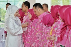 Dewi Ansar Lantik Pengurus Baru Dekranasda, Gubernur Apresiasi Prestasi Tiga Tahun Terakhir