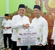 Gubernur Ansar Safari Ramadan di Masjid As Sahl Tanjungpinang, Serahkan Bantuan Hibah dan Santunan Baznas