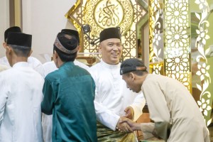 Wakil Gubernur Kepri  Nyanyang Haris Pratamura Sholat Idul Fitri dan Gelar Open House Hari Pertama Lebaran di Kediamannya di Tiban Batam