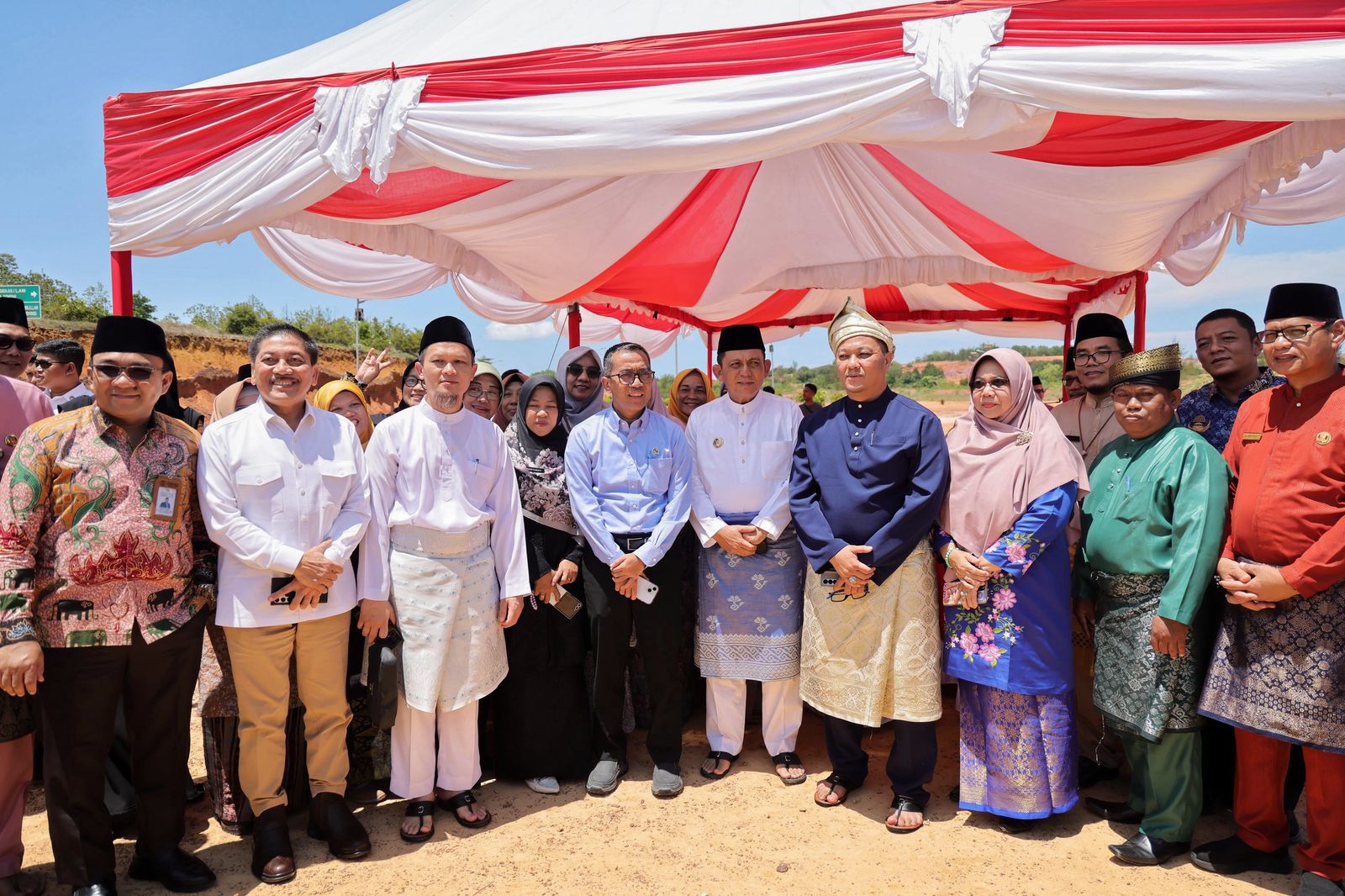 Mendiktisaintek Tinjau Lokasi Pembangunan Sekolah Garuda di Dompak, Kepri