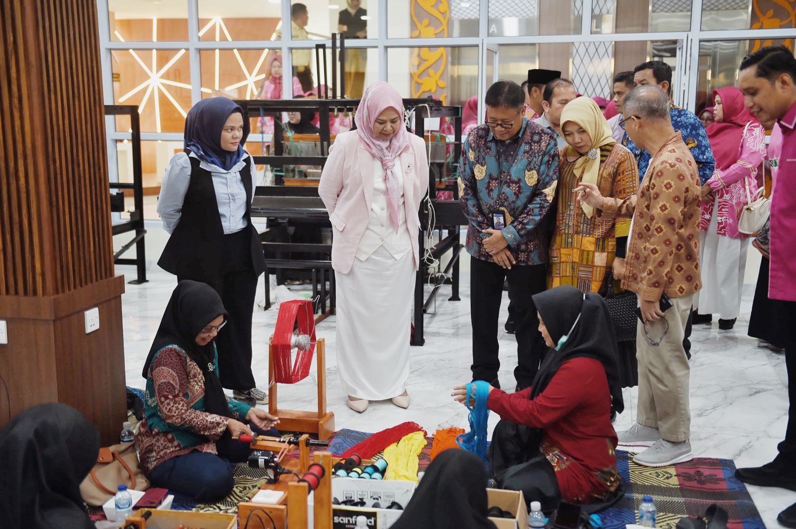 Dewi Ansar Buka Secara Resmi Kick Off Program Inkubasi Wastra Kepri 2025