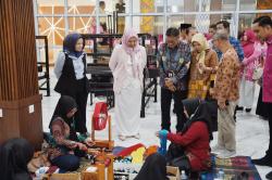 Dewi Ansar Buka Secara Resmi Kick Off Program Inkubasi Wastra Kepri 2025