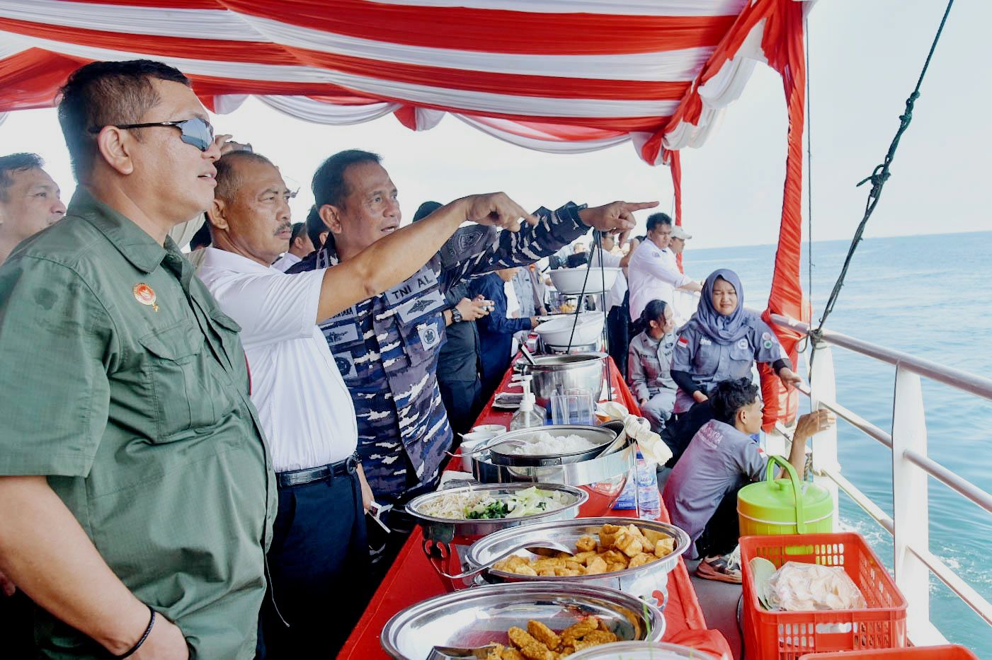 Sekdaprov Kepri Adi Dampingi Dirjen Perhubungan Laut Tinjau Pembangunan Menara Suar Karang Singa