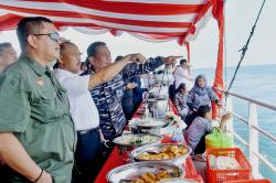 Sekdaprov Kepri Adi Dampingi Dirjen Perhubungan Laut Tinjau Pembangunan Menara Suar Karang Singa