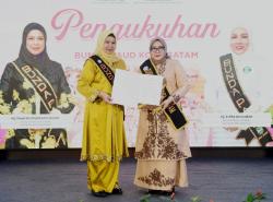 Dewi Ansar Kukuhkan Erlita Amsakar sebagai Bunda PAUD dan Bunda Literasi Batam 2025-2030