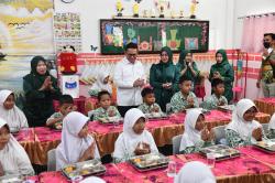 Mendag Budi Bersama Gubernur Ansar Tinjau Pelaksanaan Program MBG di Yayasan Ibnu Sina Batam