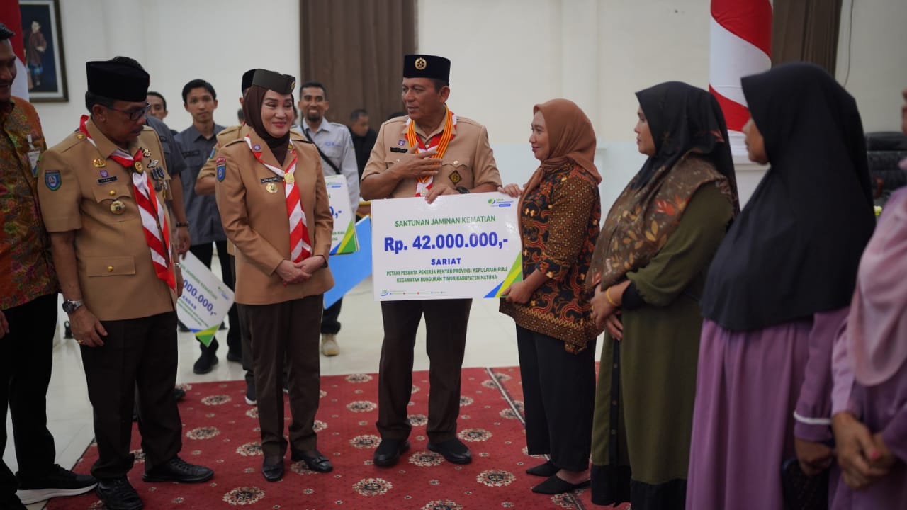 Gubernur Ansar Serahkan Santunan BPJS Ketenagakerjaan Rp820 Juta untuk Nelayan dan Petani Natuna