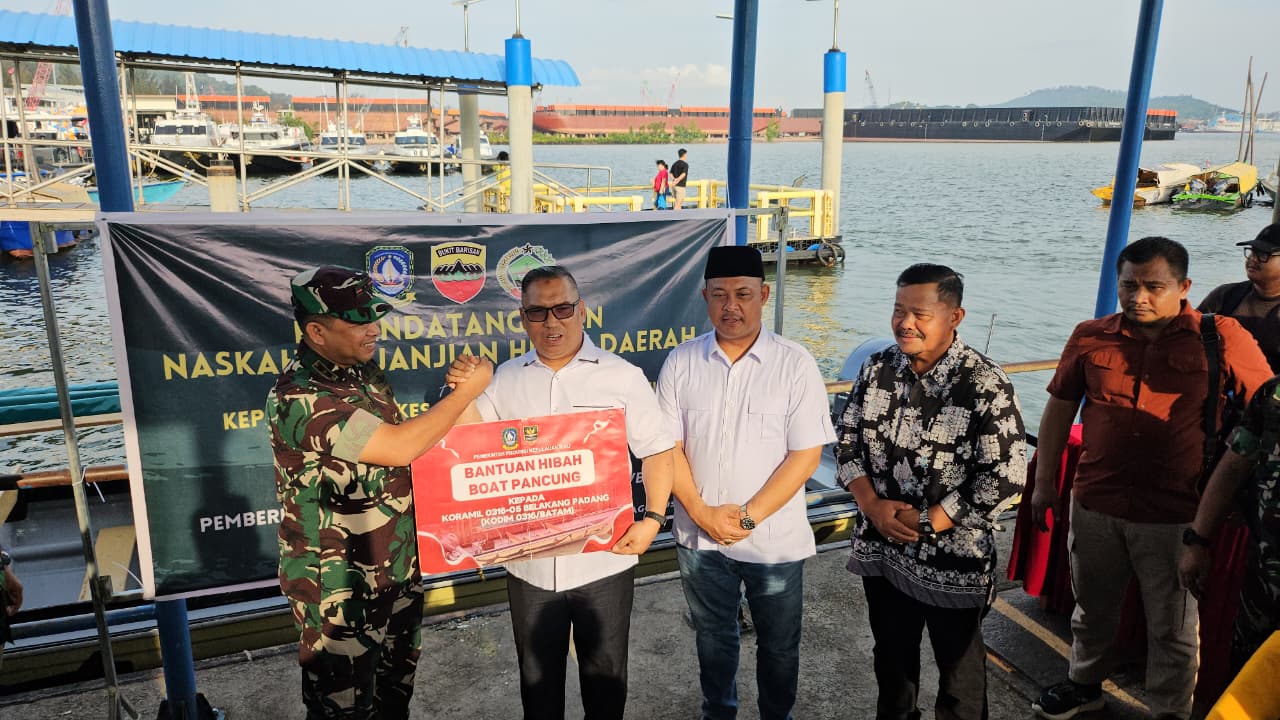 Perkuat Pengawasan Perbatasan, Pemprov Kepri Serahkan Hibah Boat Pancung ke Kodim 0316 Batam
