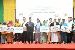 Gubernur Ansar Serahkan Bantuan untuk Warga Batam, Dari UMKM hingga Beasiswa