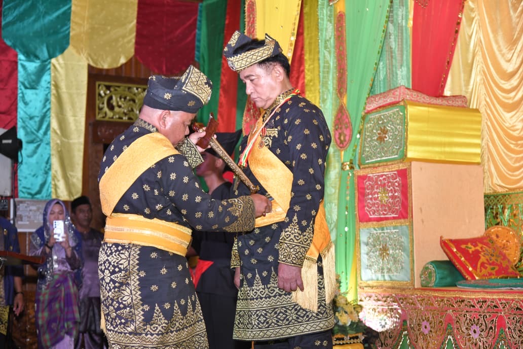 Menko Yusril Ihza Mahendra Terima Gelar Adat “Dato’ Seri Indera Nara Wangsa” dari LAM Kepri