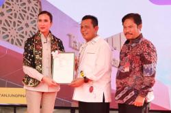 Gubernur Ansar Serahkan Sertifikat Lahan Pusat Kreasi Destinasi Pariwisata di Kawasan Gurindam 12 kepada Menpar RI