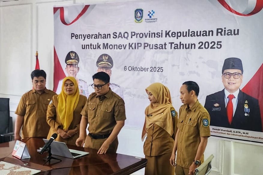 Kadis Kominfo Kepri Serahkan SAQ Monev Keterbukaan Informasi Publik 2025, Komitmen Penguatan Transparansi Pemerintah Daerah