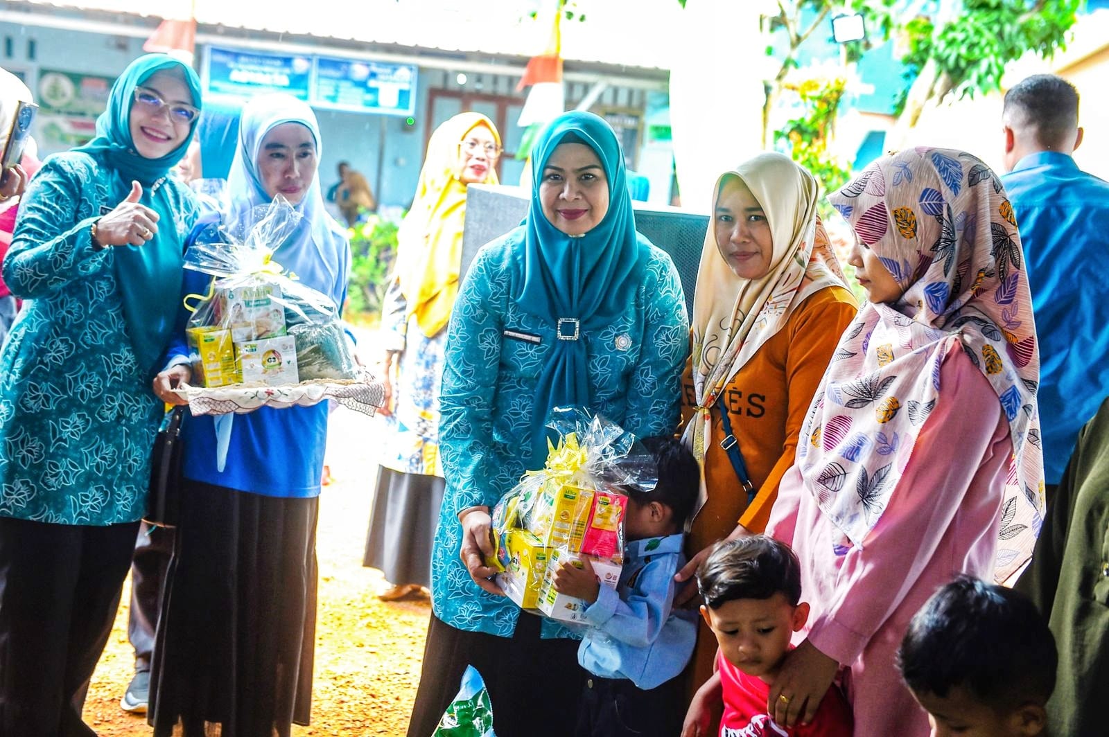 Ketua TP-PKK Kepri Serahkan Paket Pencegahan Stunting di Kampung KB Abyaksa