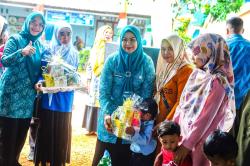 Ketua TP-PKK Kepri Serahkan Paket Pencegahan Stunting di Kampung KB Abyaksa