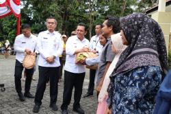 Gubernur Ansar Serahkan 1350 Paket Sembako di Kecamatan Tanjungpinang Timur