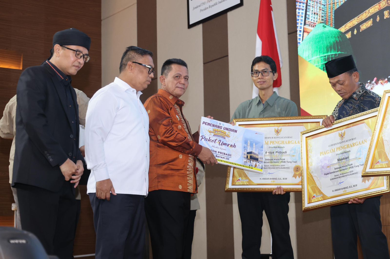 Gubernur Ansar Serahkan 10 Paket Umrah Apresiasi Penghargaan Program Gebyar Pajak Kepri 2025