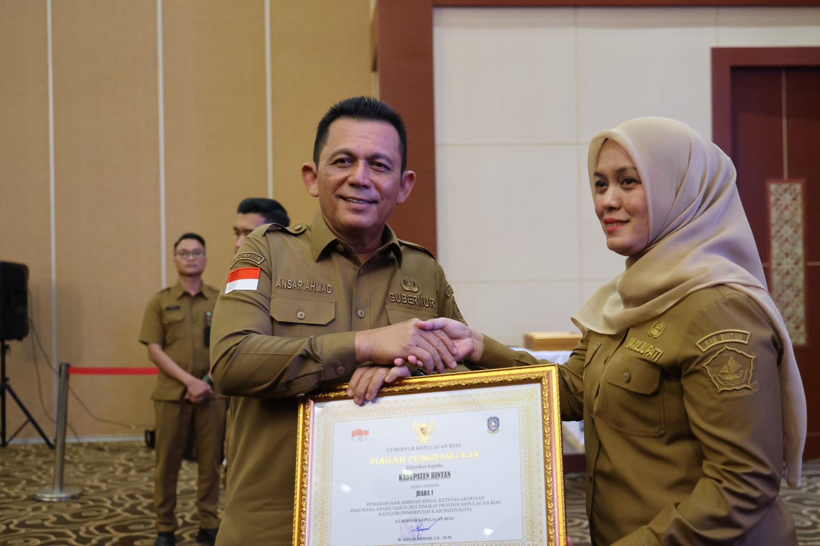 Gubernur Ansar Ahmad Serahkan Paritrana Award 2025: Dorong Perlindungan Sosial Bagi Pekerja Rentan di Kepri