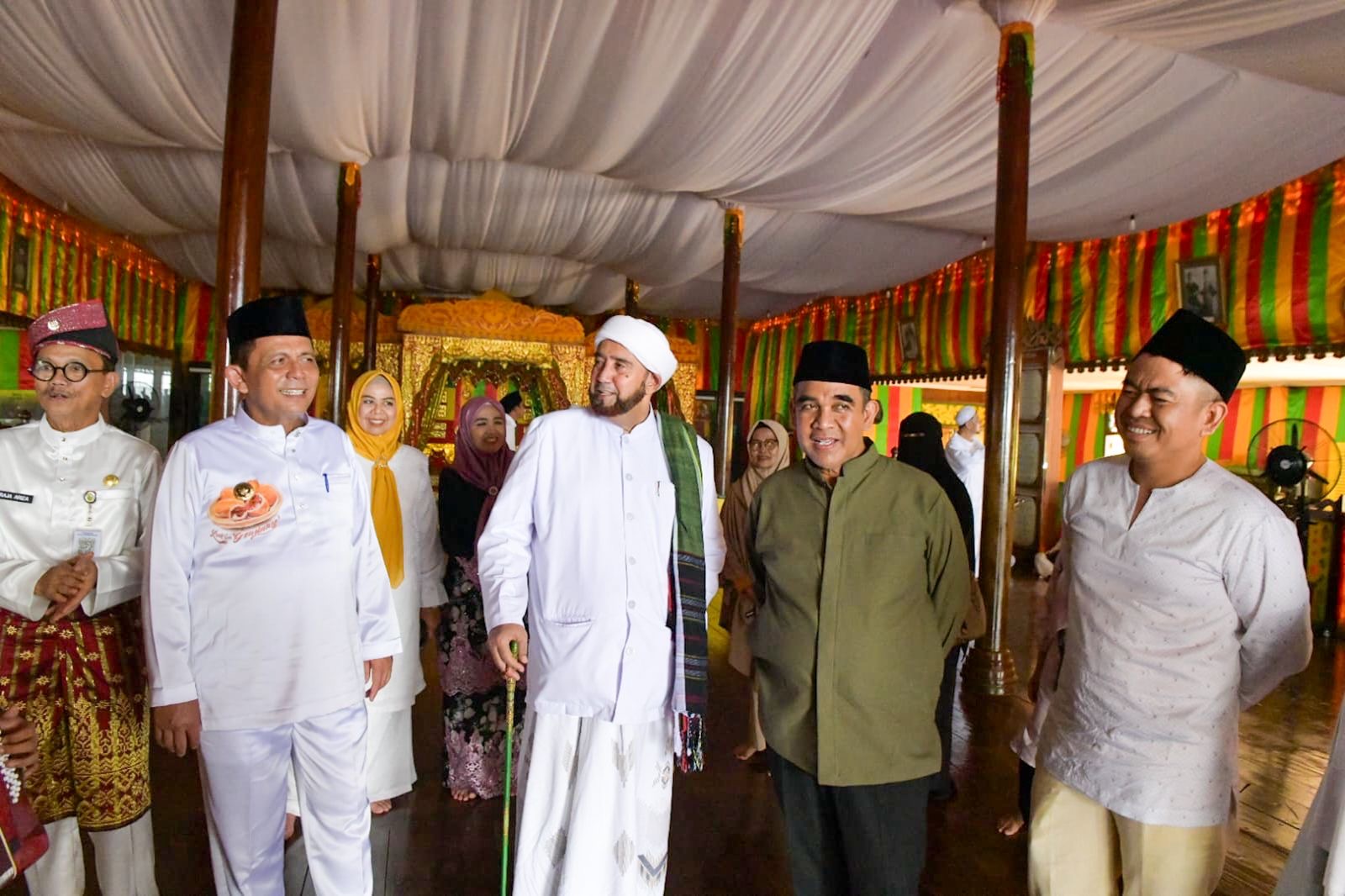 Ketua MPR RI dan Habib Syech Berkunjung ke Pulau Penyengat, Tunaikan Salat Jumat Hingga Ziarah Makam