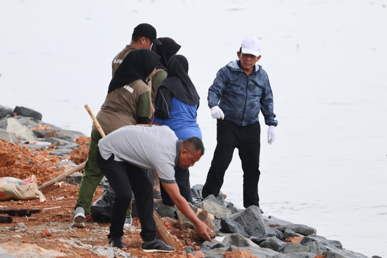 Gubernur Ansar Pimpin Goro di Kawasan Gurindam XII, Ajak Warga Jaga Kebersihan Tepi Laut Tanjungpinang