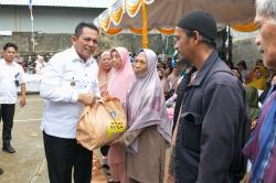 Gubernur Ansar Serahkan 2000 Paket Sembako Tahap II di Kota Tanjungpinang, Bagian Program Asta Cita Presiden Prabowo