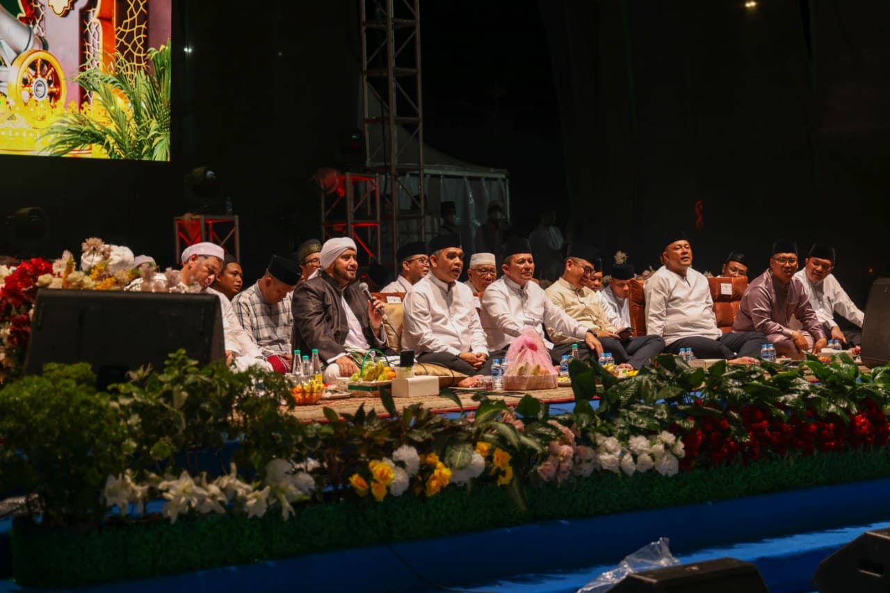 Ribuan Warga Bersatu, Lantunan Shalawat Bergema Syahdu di Gurindam 12