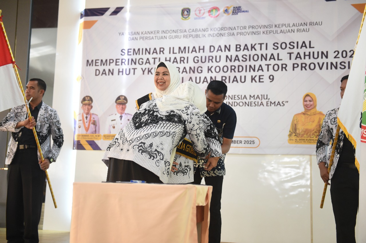 Dewi Ansar Dikukuhkan Sebagai Bunda Guru Provinsi Kepri