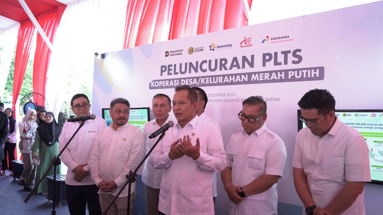 Menkop UKM Bersama Wagub Kepri Resmikan Peluncuran PLTS Koperasi Merah Putih Pulau Sembur Laut Batam