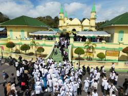 Gubernur Ansar Hadiri Haul Syekh Syihabuddin di Pulau Penyengat, Ribuan Jemaah Tiga Negara Padati Masjid Sultan Riau