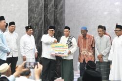 Gubernur Ansar dan Wagub Nyanyang Safari Ramadan di Lingga, Serahkan Bantuan CSR Rp15 Juta untuk Dua Masjid